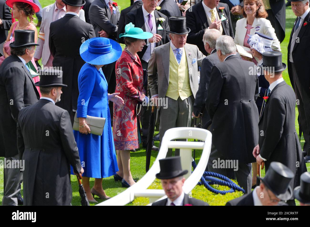 Königin Camilla, Prinzessin Royal und König Karl III. Im Paradering am ersten Tag von Royal Ascot auf der Ascot Racecourse in Berkshire. Bilddatum: Dienstag, 18. Juni 2024. Stockfoto