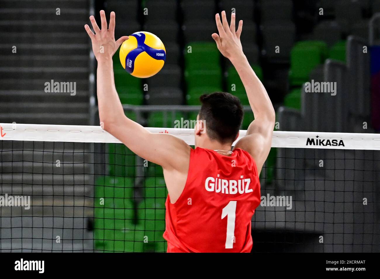 Ljubljana, Slowenien. Juni 2024. Ljubljana, Slowenien, 18. Juni 2024: KAAN Gurbuz der Türkei im Einsatz während des FIVB Men's Volleyball Nations League Spiels zwischen Bulgarien und der Türkei in der Arena Stozice, Ljubljana, Slowenien. (Igor Kupljenik/SPP) Credit: SPP Sport Press Photo. /Alamy Live News Stockfoto