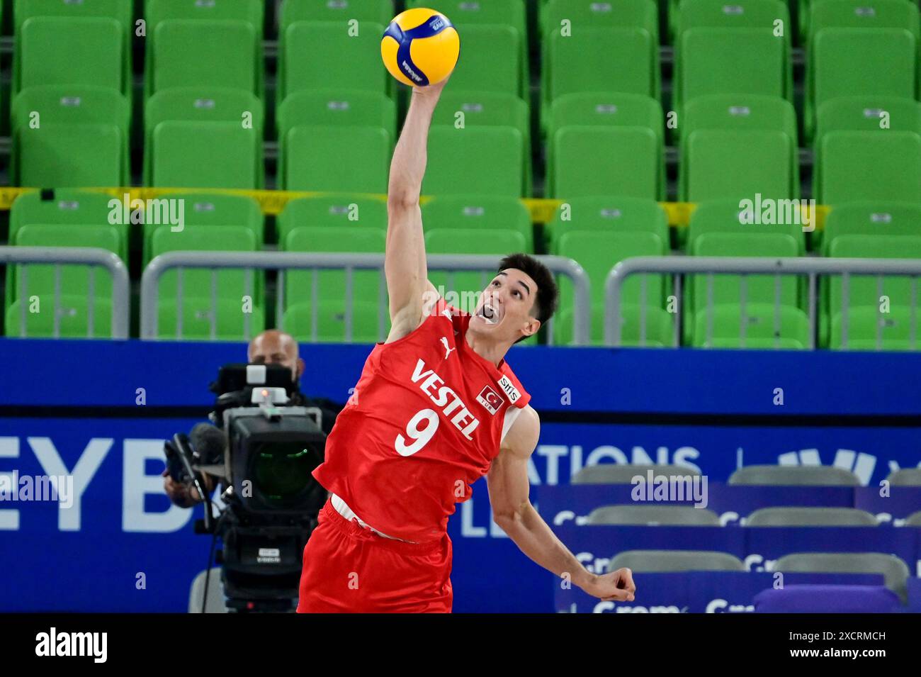 Ljubljana, Slowenien. Juni 2024. Ljubljana, Slowenien, 18. Juni 2024: Ramazan Efe Mandiraci aus der Türkei in Aktion während des FIVB Men's Volleyball Nations League Spiels zwischen Bulgarien und der Türkei in der Arena Stozice, Ljubljana, Slowenien. (Igor Kupljenik/SPP) Credit: SPP Sport Press Photo. /Alamy Live News Stockfoto