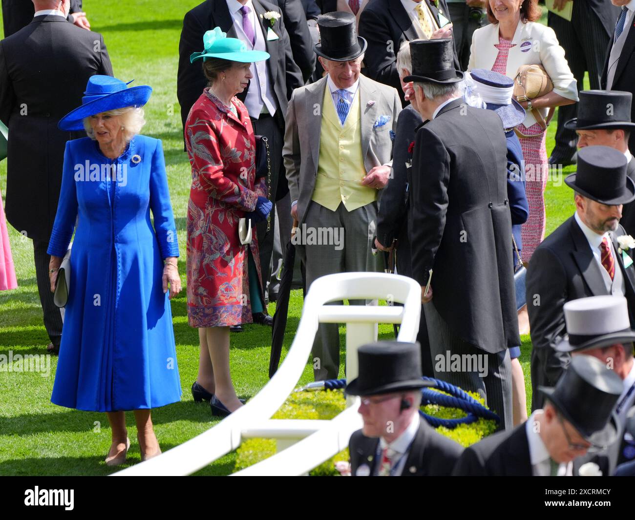 Königin Camilla, Prinzessin Royal und König Karl III. Im Paradering am ersten Tag von Royal Ascot auf der Ascot Racecourse in Berkshire. Bilddatum: Dienstag, 18. Juni 2024. Stockfoto