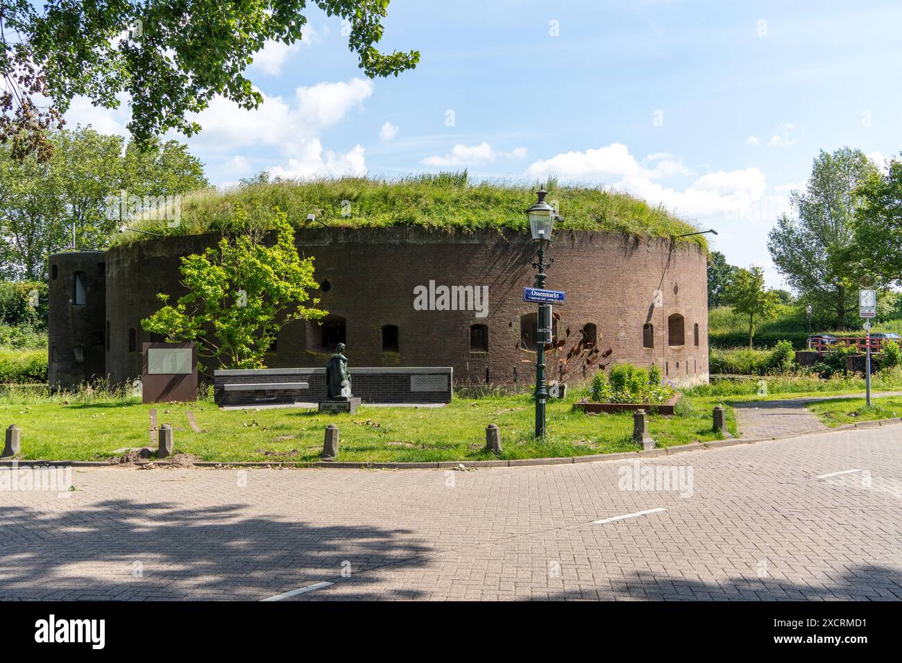 Weesp, Niederlande. Ossenmarkt - kreisförmiges Torenfort (Turmfort) aus dem Jahr 1861, Teil der Neuen niederländischen Wasserlinie, ergänzt durch das Stelling van Amsterdam Stockfoto