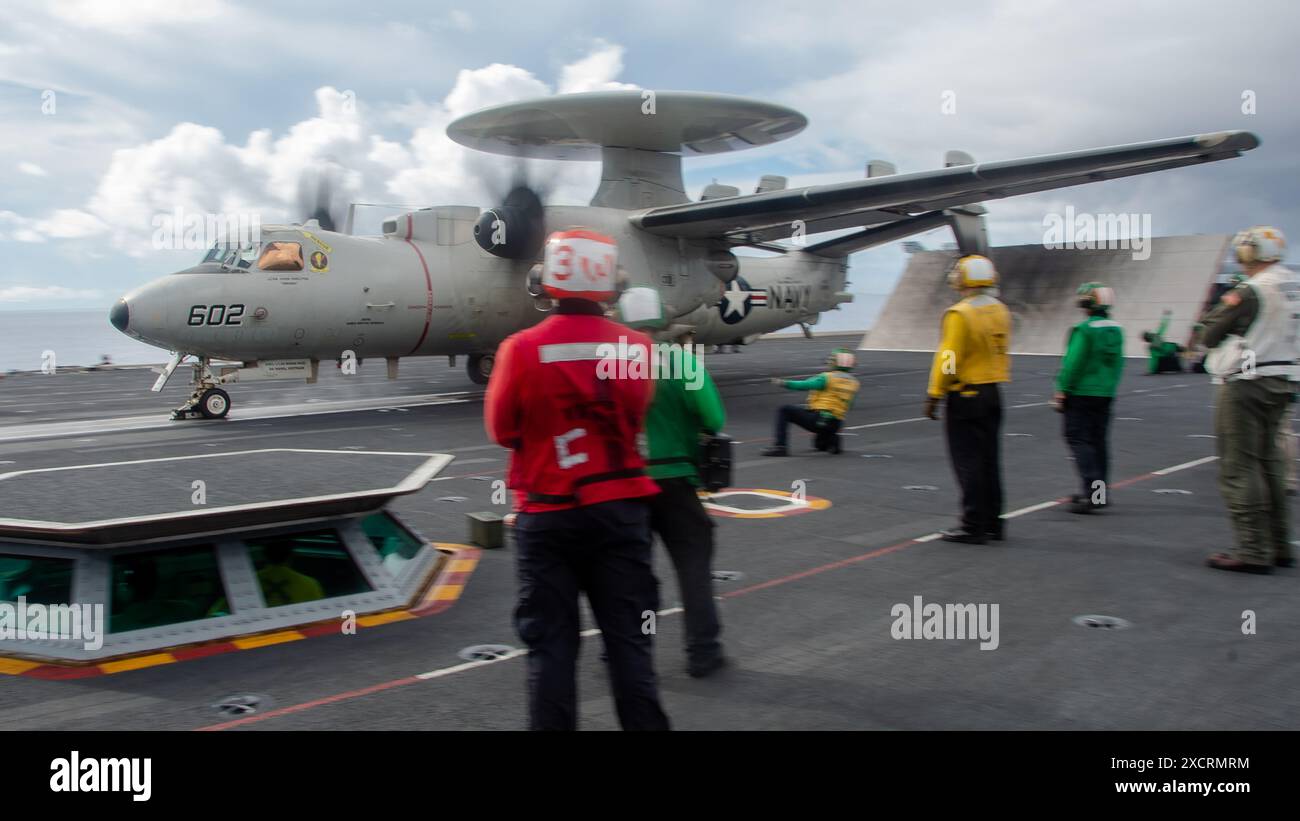 240616-N-UF592-1161 PHILIPPINISCHE SEE (16. Juni 2024) Seeleute beobachten als E-2D Hawkeye, die an den Tigertails der Airborne Command and Control Squa befestigt ist Stockfoto