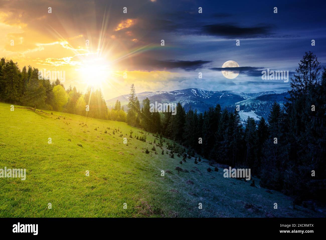 Berglandschaft mit Sonne und Mond bei Frühlingsequinox. Wiese auf dem Hügel mit Nadelwald. Tag- und Nachtzeitwechsel. Mysteriöses c Stockfoto
