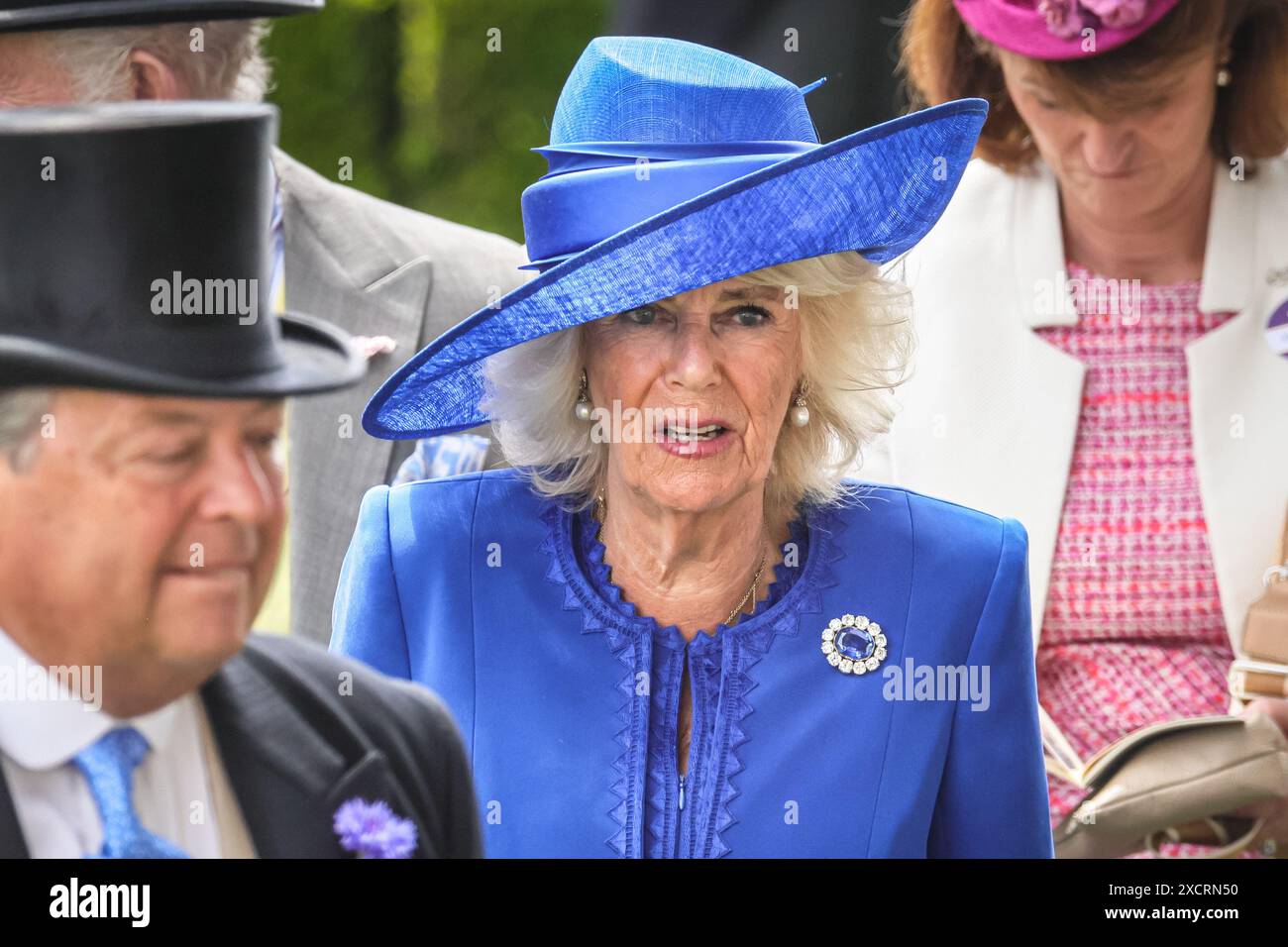 Ascot, Berkshire, Großbritannien. Juni 2024. König Karl III. Und Königin Camilla werden von Zara Tindall begrüßt und treffen sich später, um geladene Gäste zu begrüßen. Die königliche Prozession mit Mitgliedern der königlichen Familie und ihren Gästen in Kutschen durchquert den Paradering in Royal Ascot am 1. Tag der Pferderennveranstaltung. Royals und eingeladene Gäste mischen sich dann auf dem Rasen, bevor es zum königlichen Gehege geht. Quelle: Imageplotter/Alamy Live News Stockfoto