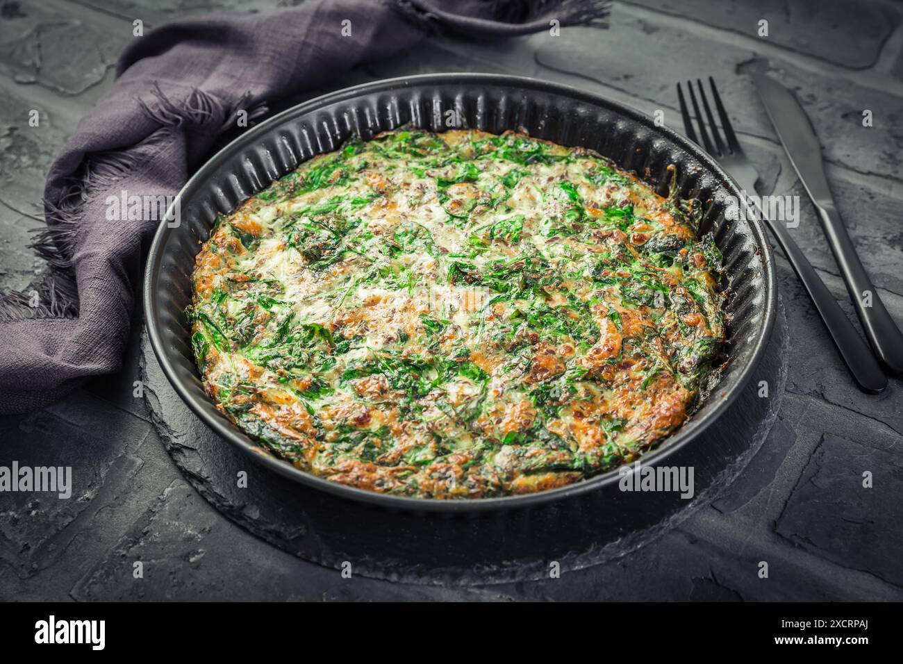 Spinat Quiche, Omelett oder Frittata mit Käse, Eiern und Kräutern Stockfoto