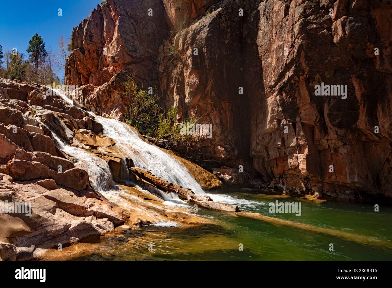 Wundervolle Wasserfälle entlang des herrlichen Water Wheel Falls Wander Trail in der Nähe von Peyson, Arizona (USA). Verführerisch, Erstaunlich, Atemberaubend, Fesselnd, Stockfoto