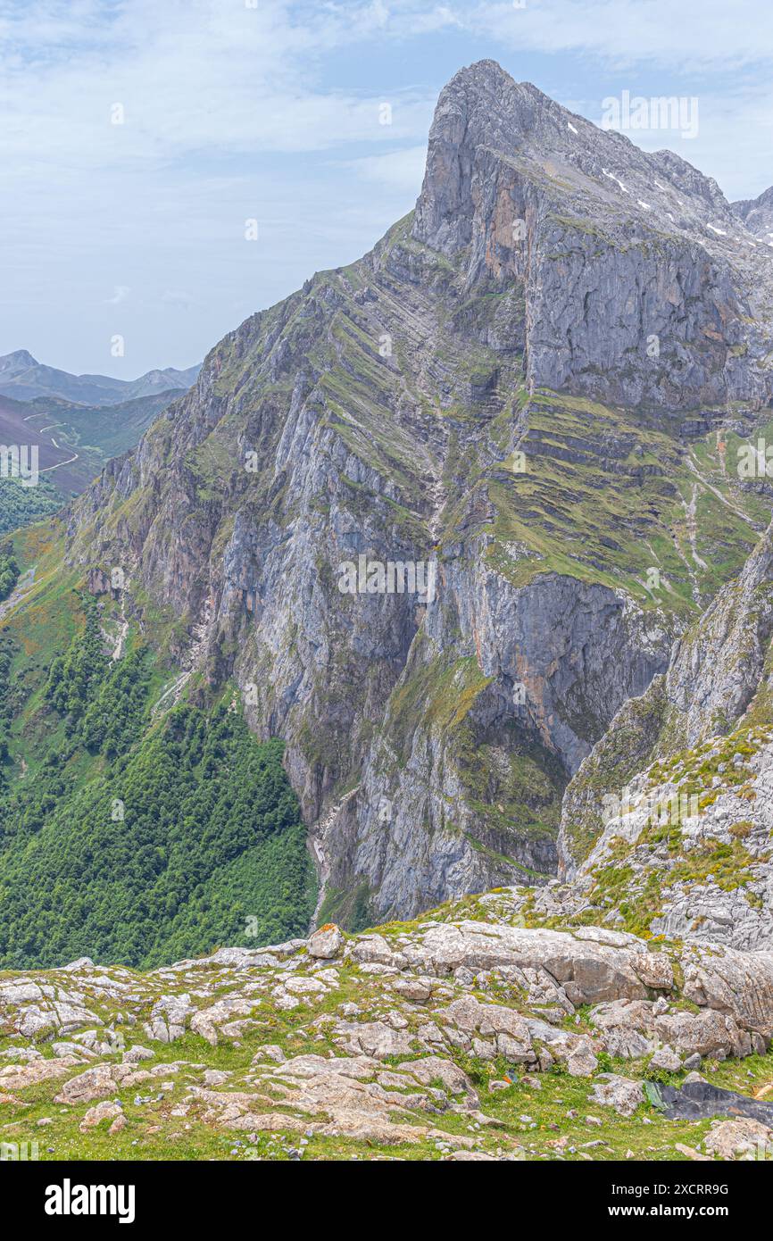 Die Picos de Europa (Gipfel Europas) sind ein etwa 20 km langer Gebirgszug, der Teil des Kantabrischen Gebirges in Nordspanien ist. Stockfoto