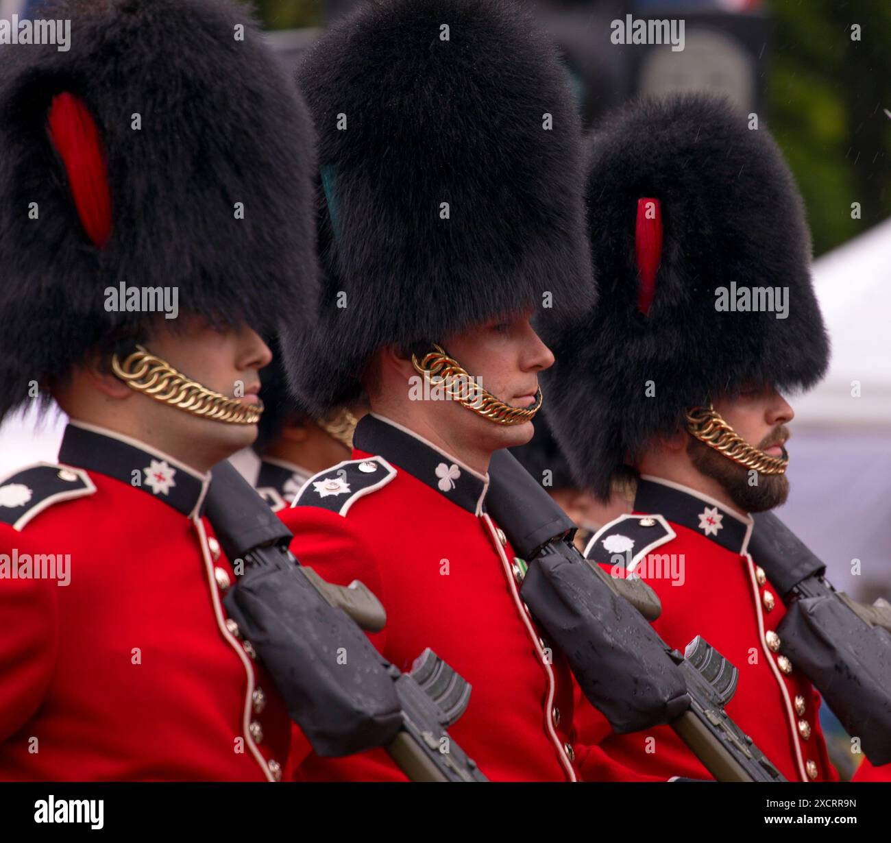 Coldstream und die irische Garde marschieren mit Rifles Trooping the Colour Color the Mall London 2024 Stockfoto