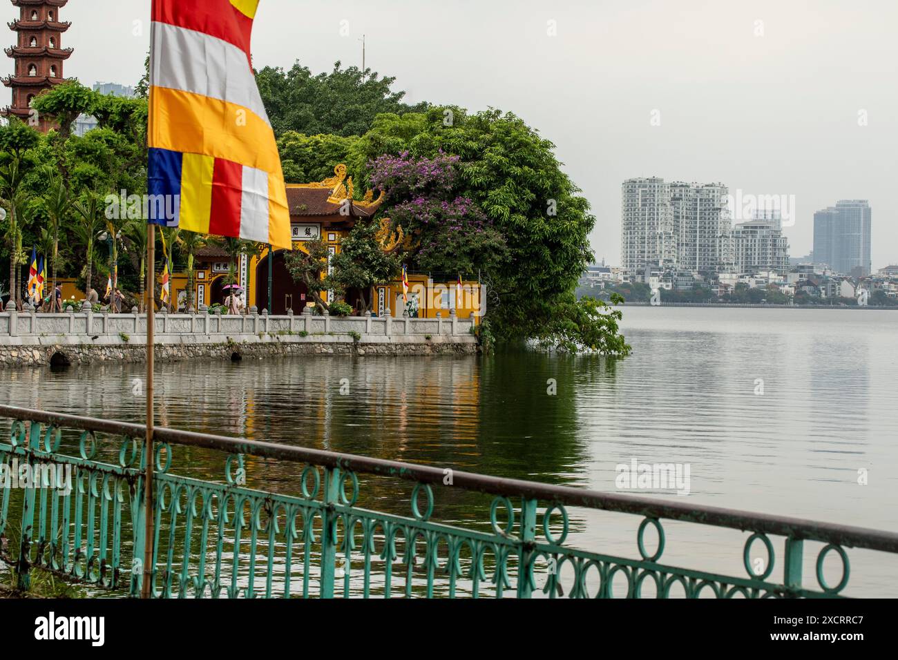 Verlockende, erstaunliche Trấn Quốc-Pagode, Chùa Trấn Quốc, Pagode des Trấn Quốc-Tempels, Ơn der See, Hanoi, Vietnam. Architektur, Arrangement, komplex, Stockfoto