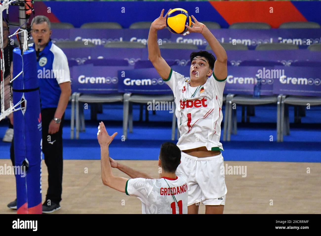 Ljubljana, Slowenien. Juni 2024. Ljubljana, Slowenien, 18. Juni 2024: Simeon Nikolov von Bulgarien (R) im Einsatz während des FIVB-Spiels der Männer-Volleyball-Nations-League zwischen Bulgarien und der Türkei in der Arena Stozice, Ljubljana, Slowenien. (Natasa Kupljenik/SPP) Credit: SPP Sport Press Photo. /Alamy Live News Stockfoto