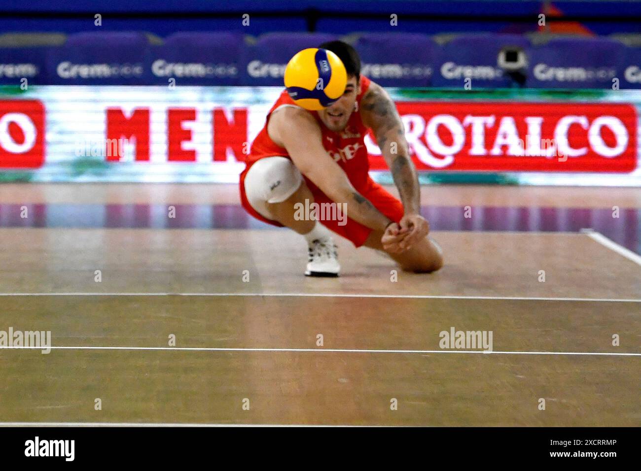 Ljubljana, Slowenien. Juni 2024. Ljubljana, Slowenien, 18. Juni 2024: Ramazan Efe Mandiraci aus der Türkei in Aktion während des FIVB Men's Volleyball Nations League Spiels zwischen Bulgarien und der Türkei in der Arena Stozice, Ljubljana, Slowenien. (Natasa Kupljenik/SPP) Credit: SPP Sport Press Photo. /Alamy Live News Stockfoto