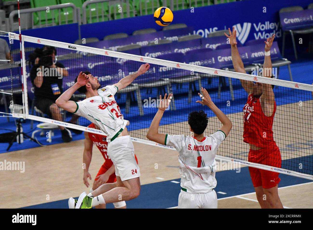 Ljubljana, Slowenien. Juni 2024. Ljubljana, Slowenien, 18. Juni 2024: Iliya Petkov von Bulgarien (L) in Aktion während des FIVB-Spiels der Männer-Volleyball-Nations-League zwischen Bulgarien und der Türkei in der Arena Stozice, Ljubljana, Slowenien. (Natasa Kupljenik/SPP) Credit: SPP Sport Press Photo. /Alamy Live News Stockfoto