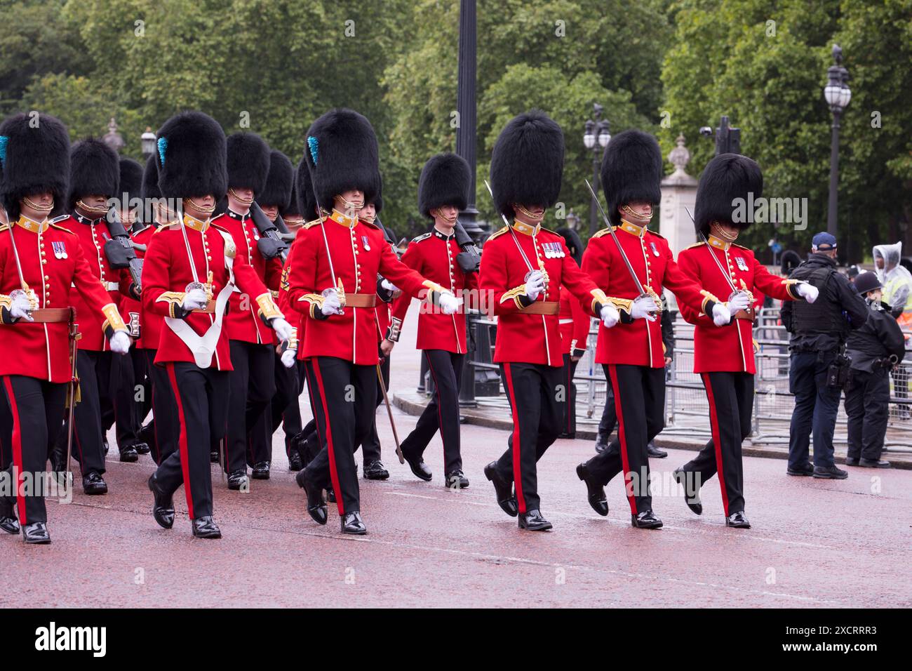 Grenadier- und irische Gardisten marschieren bei der Trooping the Colour Color the Mall London 2024 Stockfoto