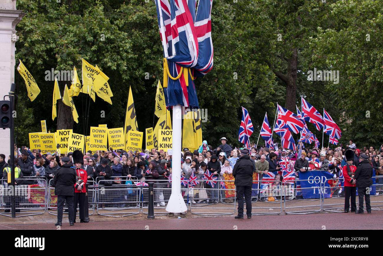 Union Jack winkt Royalisten und nicht meine King Anti-Monarchy-Demonstranten, die die Farbfarbe der Mall London 2024 bekämpfen Stockfoto