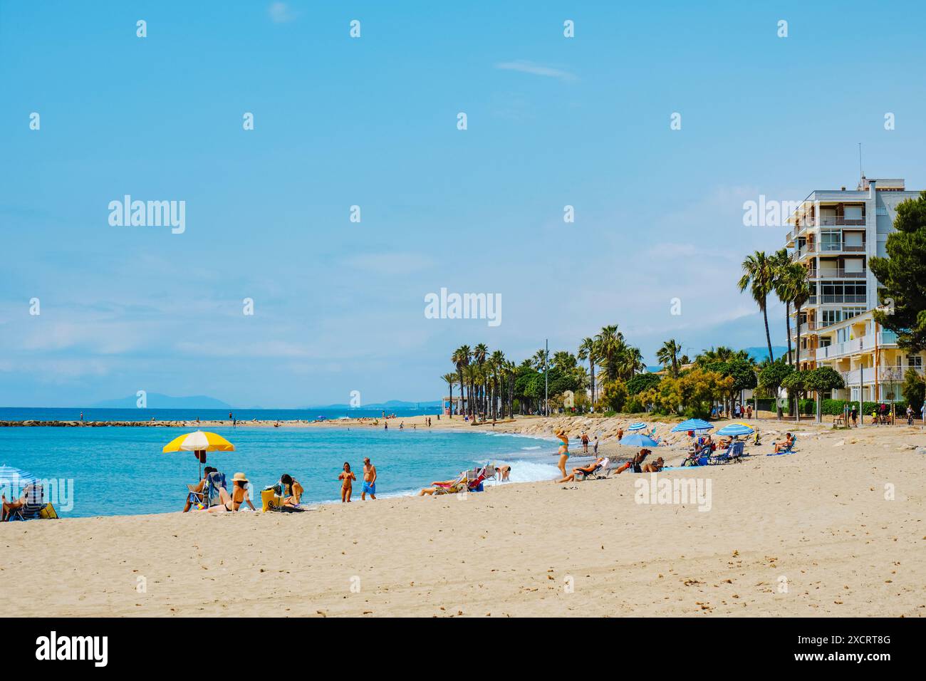 Cambrils, Spanien - 9. Juni 2024: Menschen genießen das Wetter eines sonnigen Frühlingstages am Strand Ardiaca in Cambrils, Spanien, an der sehr beliebten Costa Dorad Stockfoto