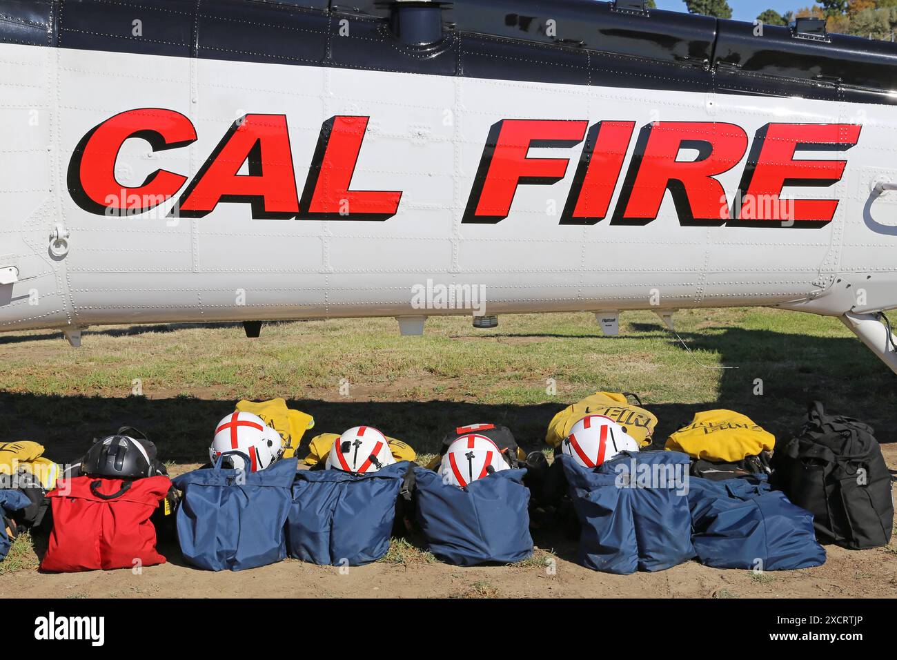 Los Angeles, Kalifornien, USA - 12. November 2022: Der Boom eines Cal Fire Helikopters wird mit Feuerwehrausrüstung und Helmen der Flugbesatzung gezeigt. Stockfoto