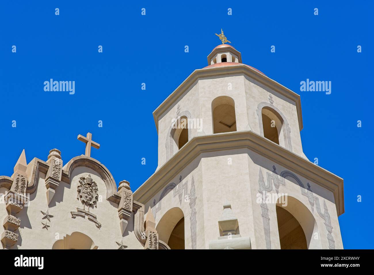 Turm mit Kuppel im spanischen Kolonialstil der Saint Augustine Cathedral im Zentrum von Tucson – Arizona, April 2024 Stockfoto