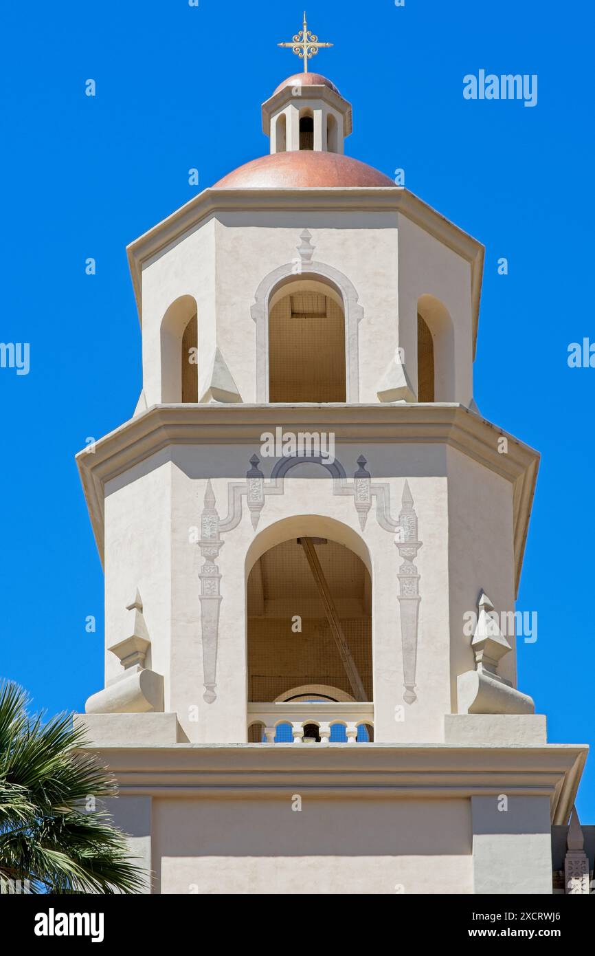 Turm mit Kuppel im spanischen Kolonialstil der Saint Augustine Cathedral im Zentrum von Tucson – Arizona, April 2024 Stockfoto