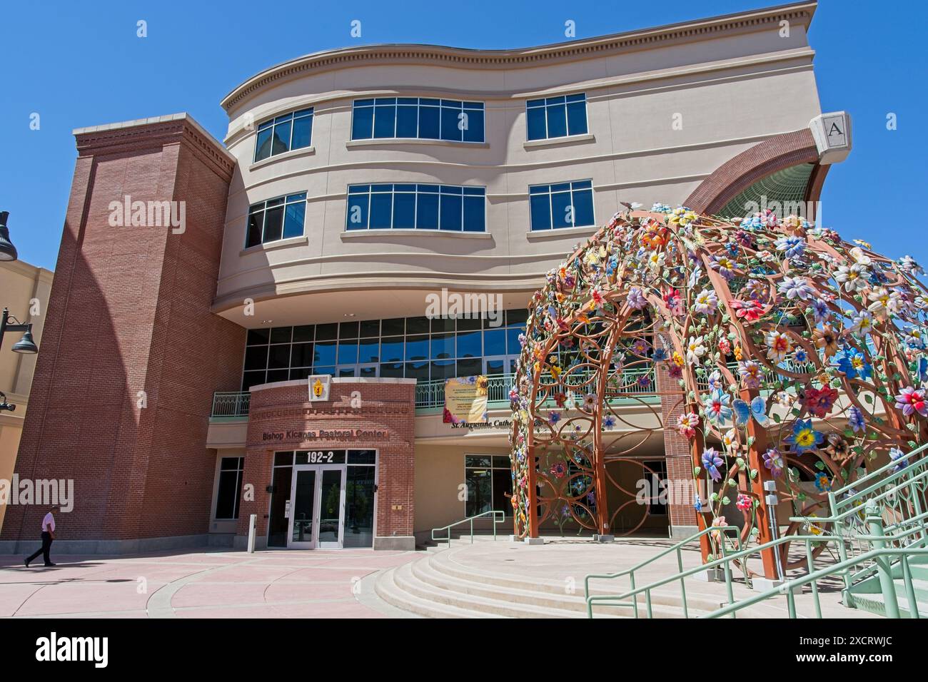 Bischof Kicanas Pastoral Center auf Msgr. Carrillo Placita mit Blumenbogen über der erhöhten Bühne – Tucson Arizona, April 2024 Stockfoto