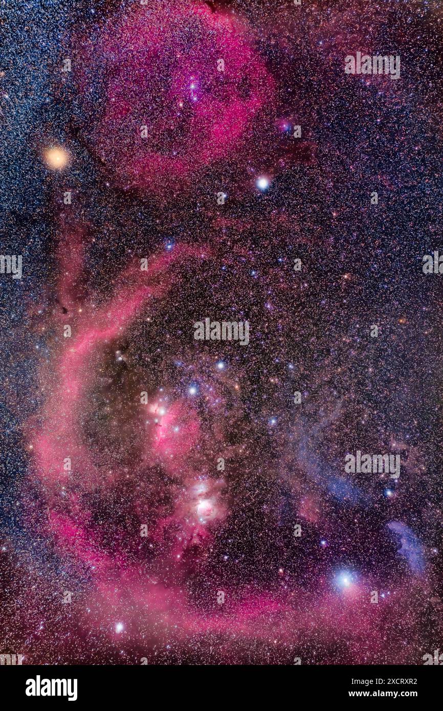 Dies ist ein Porträt von Orion dem Jäger mit Belichtungen und Verarbeitungen, um die komplexe und farbenfrohe Vielfalt von hellen und dunklen Nebeln darin zu betonen Stockfoto