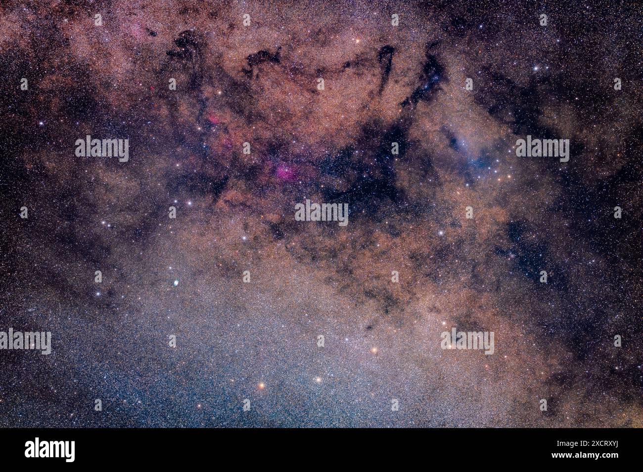 Dieser Rahmen umrahmt die kleinen Sternbilder Sagitta der Pfeil (unten) und Vulpecula der Fuchs (oben), um eine Reihe von Deep-Sky-Objekten in einem Wid einzubeziehen Stockfoto