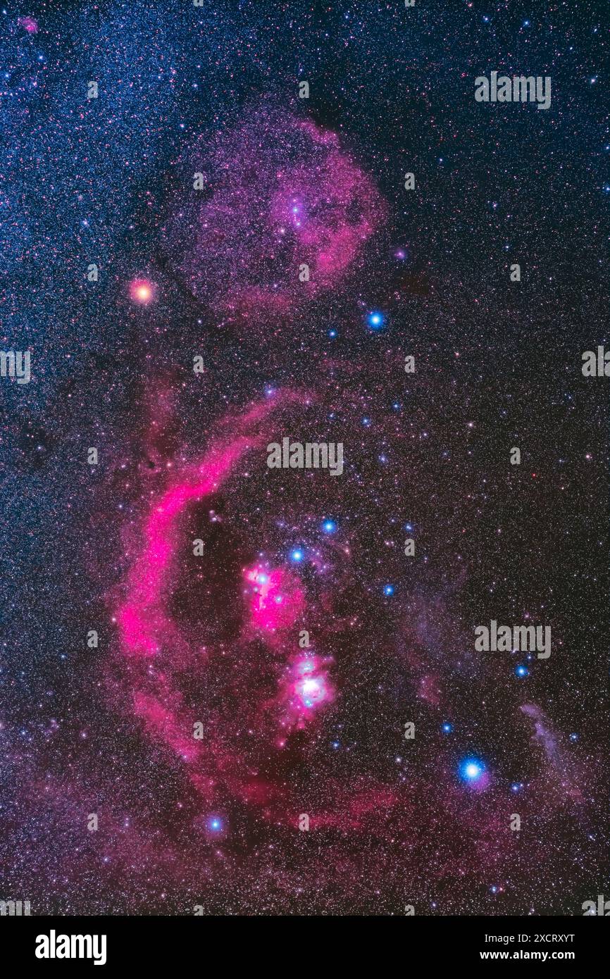Dies ist ein Porträt des Sternbildes Orion, aufgenommen und verarbeitet, um die reiche Vielfalt von hellen und dunklen Nebeln innerhalb seiner Grenzen hervorzuheben. Th Stockfoto