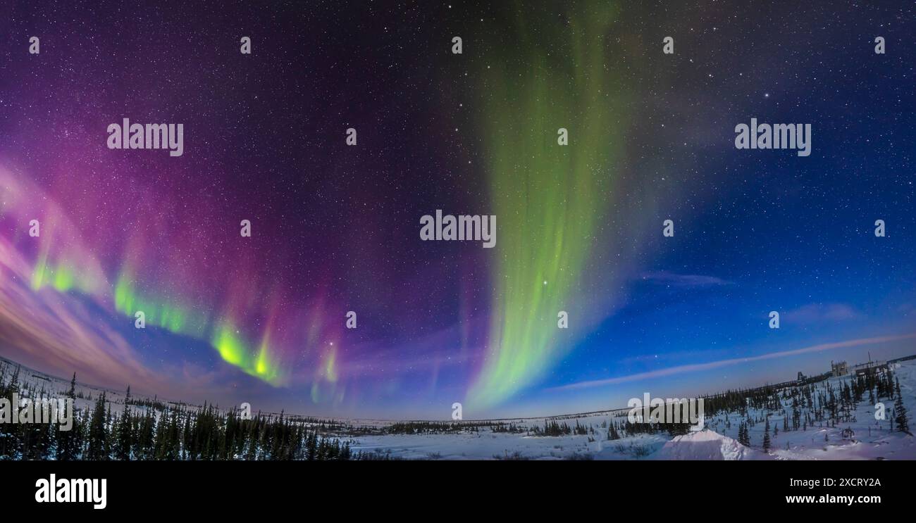 Ein Panorama schwacher Auroralbögen auf KP1-Ebene im Mondschein, am 15. Februar 2024, vom Deck des Churchill Northern Studies Centre in Manitoba. Th Stockfoto
