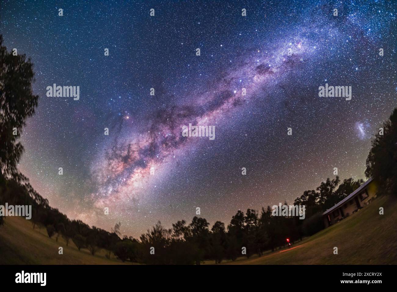 Das galaktische Kerngebiet der Milchstraßengalaxie in Sagittarius und Skorpius erhebt sich links im Osten, mit den spektakulären südlichen Ausläufern des Mi Stockfoto