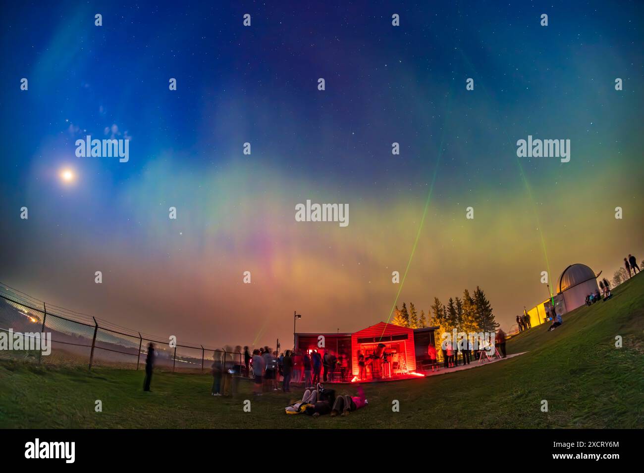 Eine aurora erscheint am 11. Mai 2024 während eines der M der RAO am Nordhimmel über dem Rothney Astrophysical Observatory der University of Calgary Stockfoto