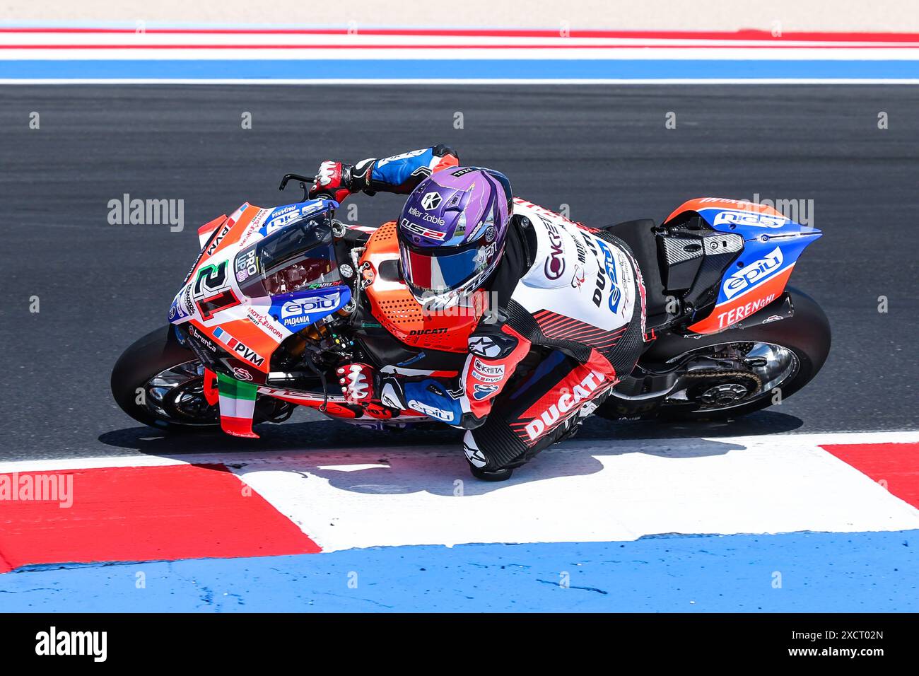 Michael Ruben Rinaldi vom Team Motocorsa Racing mit Ducati Panigale V4R in Aktion während der FIM SBK Superbike World Championship Pirelli Emilia-Romagna Round - Freies Training auf dem Misano World Circuit in Misano Adriatico. Stockfoto