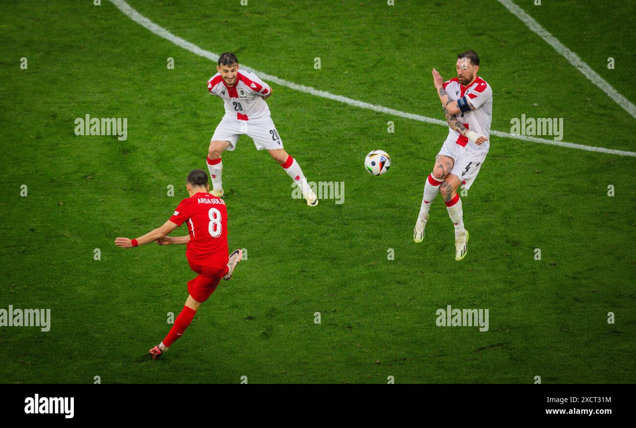 Dortmund, Deutschland. Juni 2024. Arda Guler (TUR) erzielt das Tor für 2:1 gegen Anzor Mekvabishvili (GEO) Guram Kashia (GEO) Türkei - Georgien Türkei - Georgien 15.06.2024 Credit: Moritz Muller/Alamy Live News Stockfoto