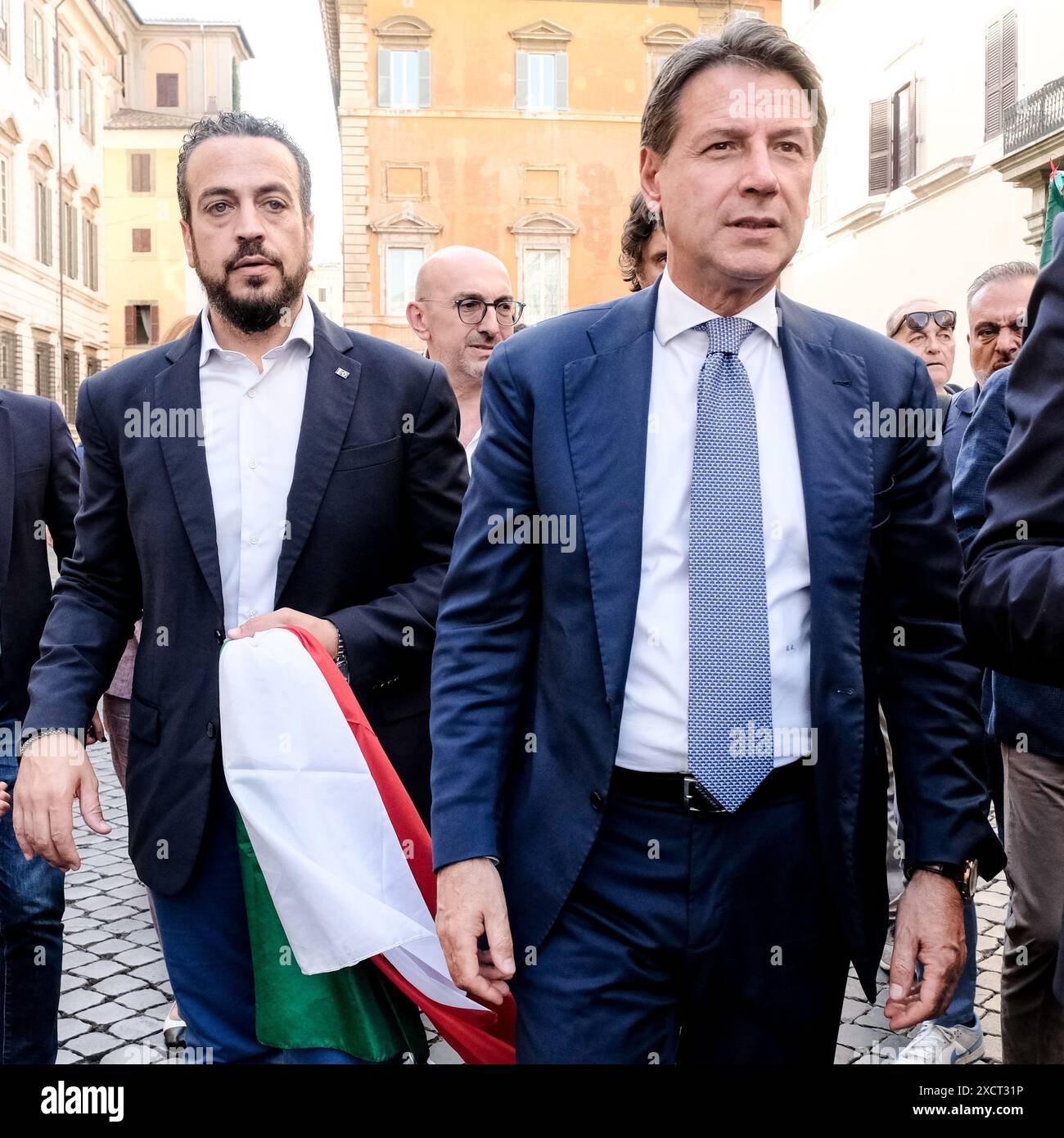 Roma, Italien. Juni 2024. Leonardo Donno e Giuseppe Conte M5S alla manifestazione convocata dai partiti di opposizione per la difesa della Costituzione italiana, Piazza Santi Apostoli a Roma, Marted&#xec; 18 Giugno 2024 (Foto Mauro Scrobogna /LaPresse) Leonardo Donno e Giuseppe Conte M5S bei der von den Oppositionsparteien einberufenen Demonstration zur Verteidigung der italienischen Verfassung, Piazza Santi Apostoli in Rom Dienstag, 18. Juni 2024 (Foto: Mauro Scrobogna/LaPresse) Credit: LaPresse/Alamy Live News Stockfoto