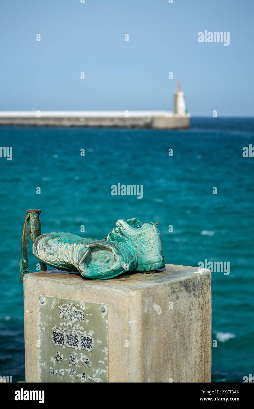 TARIFA, SPANIEN - 25. MAI 2024: Straße zur Isla de Las Palomas in Tarifa, Spanien am 25. Mai 2024 Stockfoto