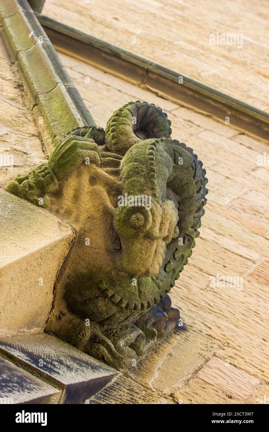 Drachenschnitzereien schmücken die Fassade des alten College-Gebäudes in Aberystwyth, Wales Stockfoto