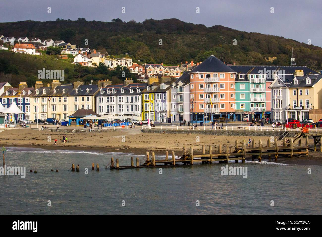 Die farbenfrohen viktorianischen und edwardianischen Gebäude entlang der Promenade von Aberystwyth in Wales Stockfoto