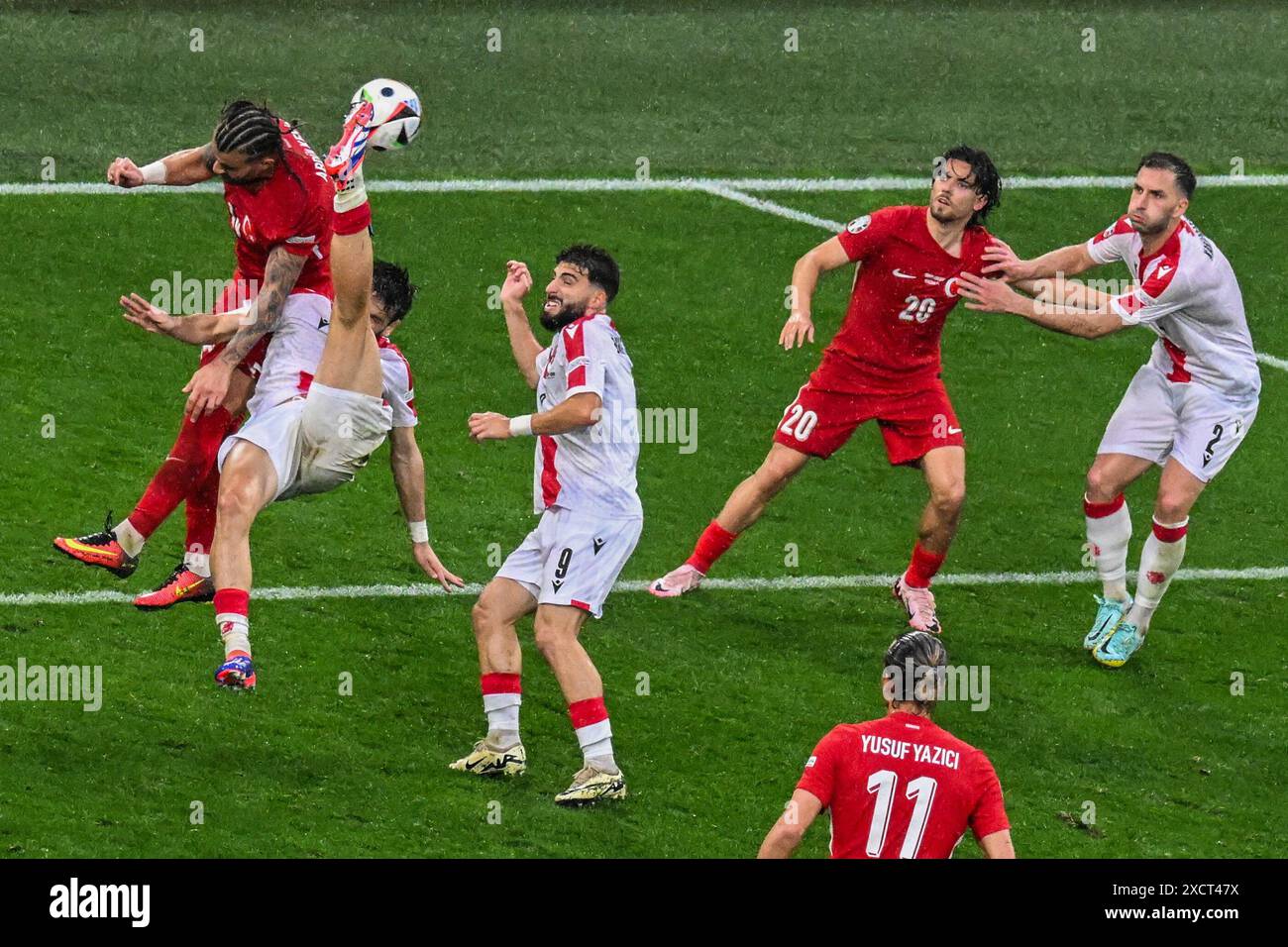 Dortmund, Deutschland. Juni 2024. Fußball: Europameisterschaft, Türkei - Georgien, Vorrunde, Gruppe F, Spieltag 1, das Dortmunder Stadion, Abdülkerim Bardakci aus der Türkei und die georgische Khvisha Kvarachelia kämpfen um den Ball. Quelle: Julian Stratenschulte/dpa/Alamy Live News Stockfoto