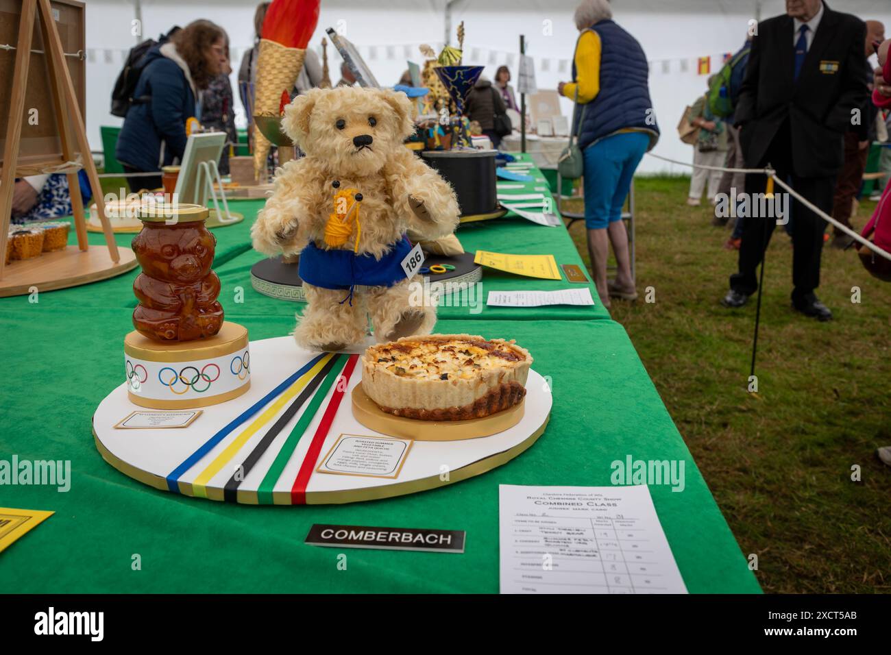 Cheshire Show, Clay House Farm, Flittogate Lane, Knutsford - 18. Juni 2024 - die Royal Cheshire County Show 2024 ist eine prächtige Hommage an die idyllische Landschaft von Cheshire, Landwirtschaft, köstliche Küche und gesunde Familienunterhaltung. Es bietet Viehwettbewerbe, Reitveranstaltungen, lokale Produkte, Kunsthandwerk und ein kulinarisches Dorf mit Live-Kochvorführungen von Spitzenköchen. Die Show feierte ihr 185-jähriges Bestehen im Jahr 2023. Quelle: John Hopkins/Alamy Live News Stockfoto