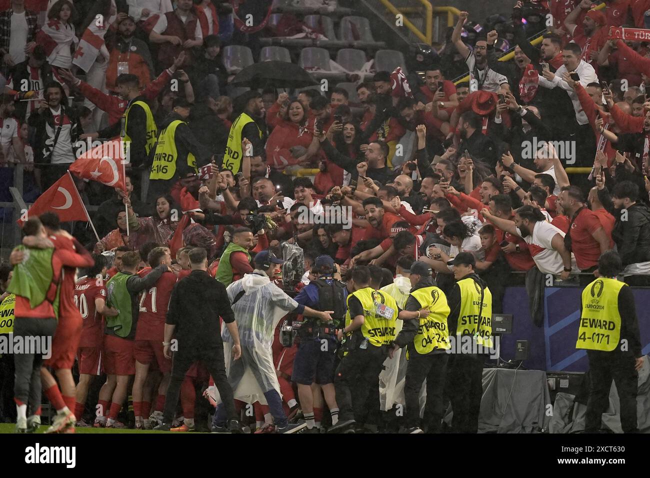 Dortmund, Deutschland. Juni 2024. Die Türkei feiert nach dem Tor 3-1 von Kerem Akturkoglu während des Fußball-Europameisterspiels 2024 zwischen der Türkei und Georgien im Signal Iduna Park, Dortmund, Deutschland - Dienstag, 18. 2024. Sport - Fußball. (Foto: Fabio Ferrari/LaPresse) Credit: LaPresse/Alamy Live News Stockfoto