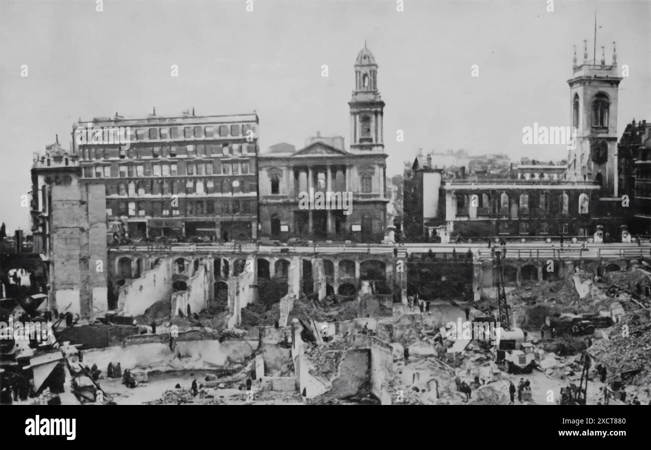 Dieses Foto zeigt die Folgen des Blitz in London während des Zweiten Weltkriegs und fokussiert auf das Holborn Viaduct Area, wo der Stadttempel und die St. Andrew's Church katastrophale Schäden erlitten haben. Der Blitz zielte darauf ab, die britische Öffentlichkeit zu demoralisieren und den Alltag zu stören, indem er wichtige Infrastrukturen und historische Sehenswürdigkeiten anvisierte. Stockfoto