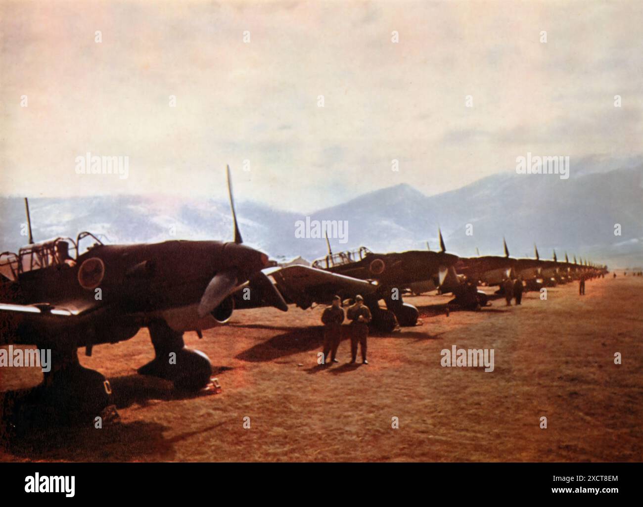 Ein Foto zeigt Stuka-Sprengbomber der Luftwaffe, die während des Zweiten Weltkriegs einsatzbereit sind. Stukas waren entscheidend in der Blitzkriegtaktik, indem sie Bodentruppen eine enge Luftunterstützung leisteten. Diese Tauchbomber waren sehr effektiv bei Präzisionsangriffen auf feindliche Befestigungen, Fahrzeuge und Infrastruktur und spielten eine wichtige Rolle bei den frühen Kriegserfolgen Deutschlands. Stockfoto