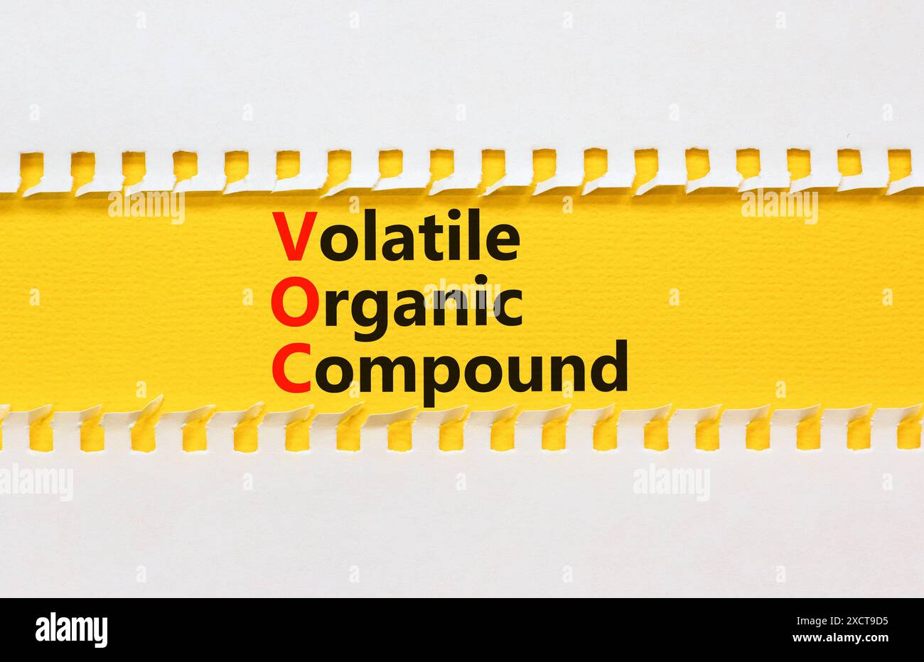 VOC-Symbol für flüchtige organische Verbindungen. Konzeptworte VOC flüchtige organische Verbindung auf wunderschönem gelbem Papier. Schöner weißer Hintergrund. Geschäftliche VOC Stockfoto