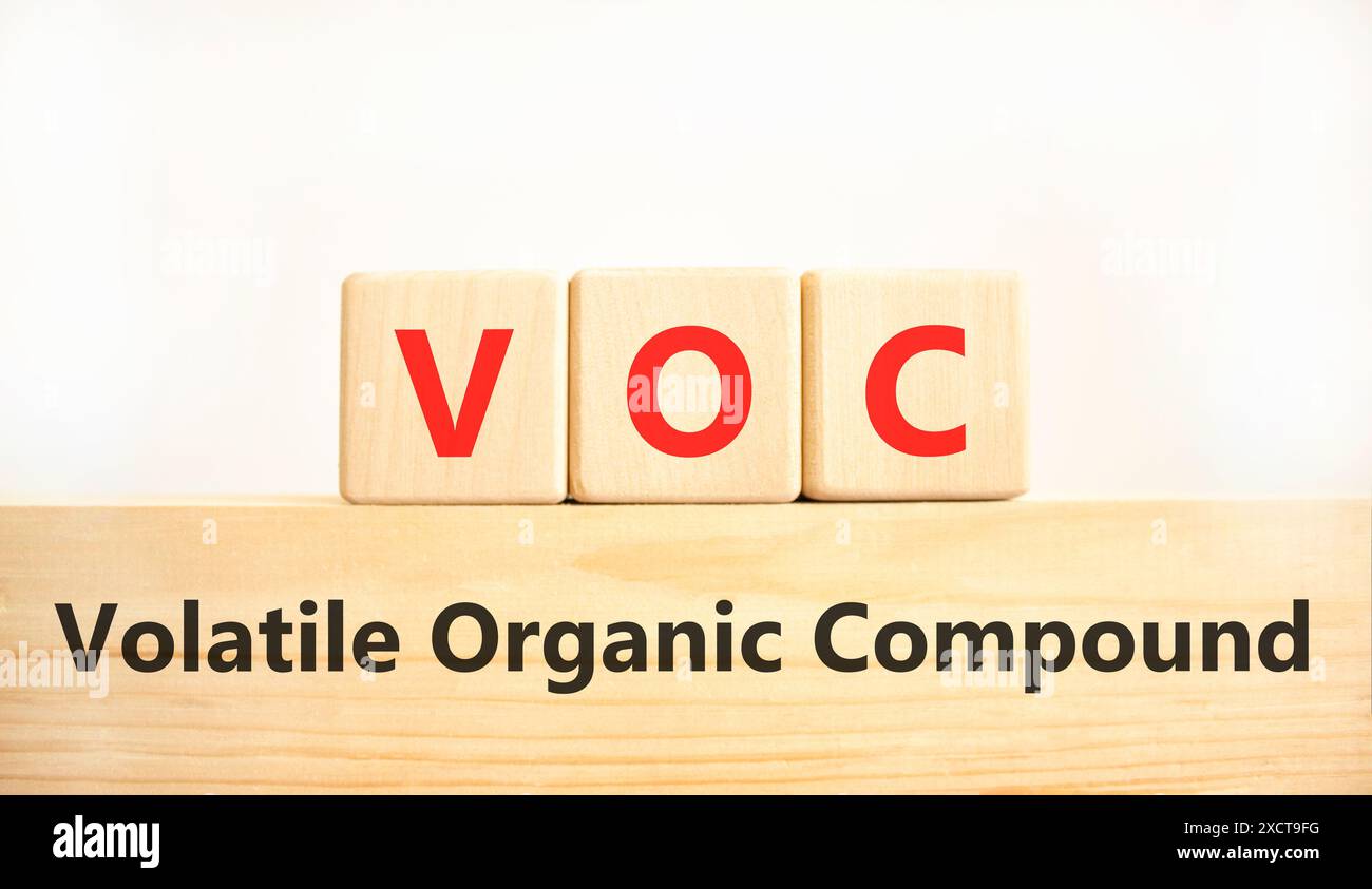 VOC-Symbol für flüchtige organische Verbindungen. Konzeptworte VOC flüchtige organische Verbindung auf schönen Holzblöcken. Schöner weißer Hintergrund. Geschäftliche VOC Stockfoto