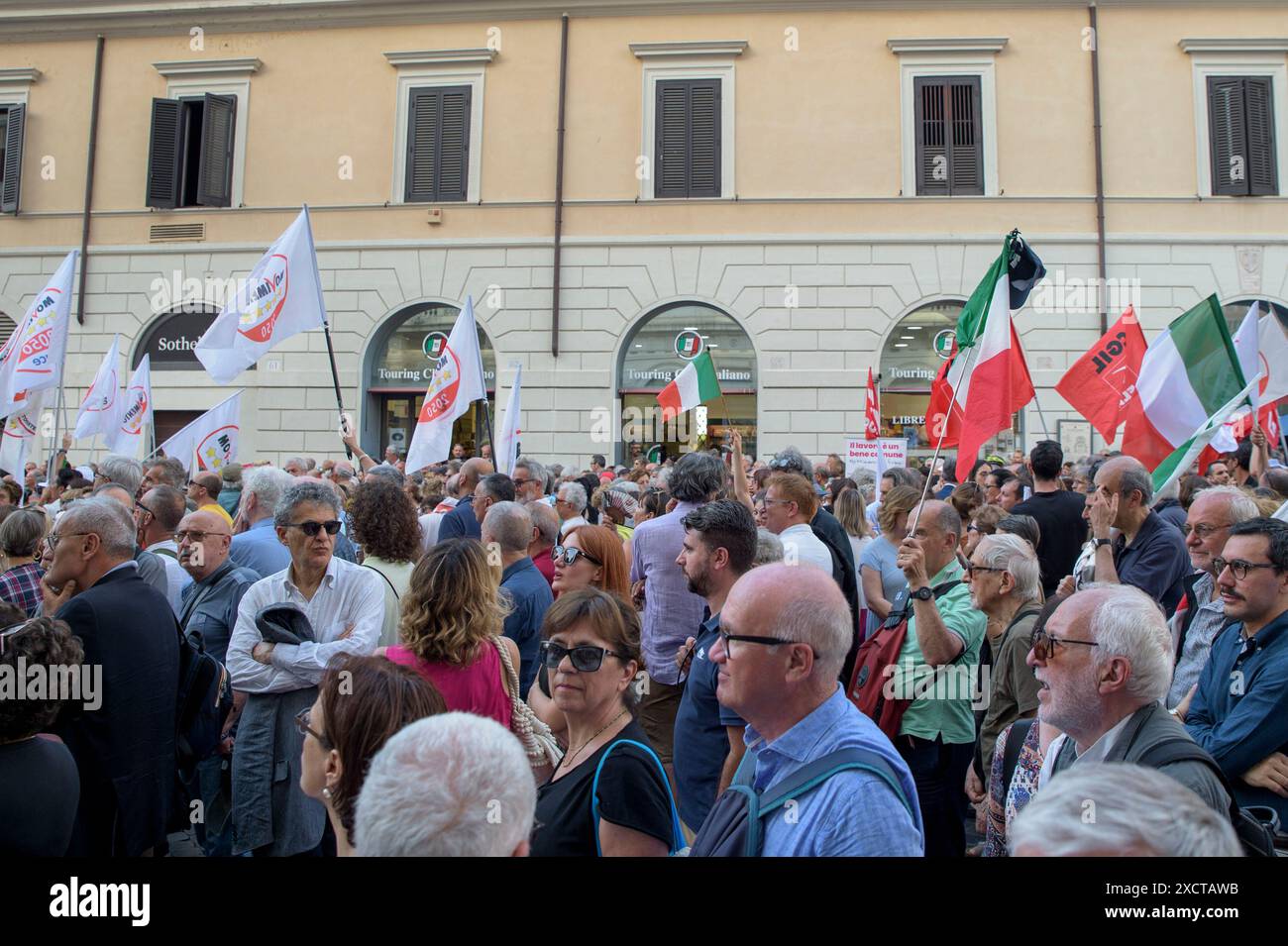 18. Juni 2024, Rom, Italien: Während der Demonstration, die von Oppositionsparteien aufgerufen wurde, gegen die Verfassungsreformen der Regierung Meloni in Rom zu protestieren, hören die Menschen Reden von der Bühne. Einige hundert Menschen versammelten sich auf der Piazza Santi Apostoli in Rom unter dem Motto „Lasst uns die nationale Einheit verteidigen“ anlässlich der von den Oppositionsparteien (Demokratische Partei, 5-Sterne-Bewegung, Grüne und Linke Allianz und mehr Europa) organisierten Demonstration der Einheit. um die Ablehnung der heute im Senat verabschiedeten Verfassungsreform des Premierministers und gegen die Differenzierten zum Ausdruck zu bringen Stockfoto