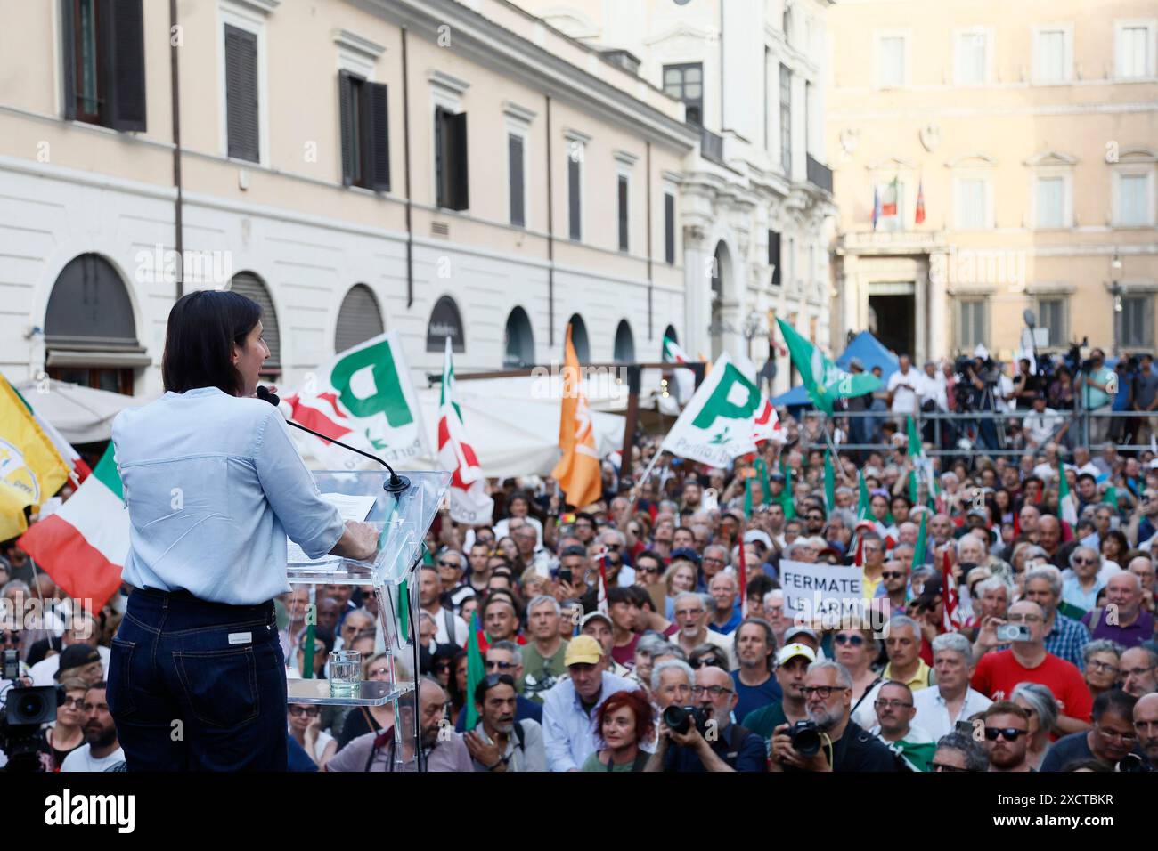 Roma, Italien. Juni 2024. Elly Schlein alla manifestazione per la difesa della Costituzione Italiana convocata dalle forze di opposizione in piazza Santi Apostoli - Politica - Roma, Italia - Marted&#xec;, 18 Giugno 2024 (Foto Cecilia Fabiano/LaPresse) Elly Schlein bei der von den Oppositionskräften einberufenen Demonstration zur Verteidigung der italienischen Verfassung auf der Piazza Santi Apostoli - Politics - Rome, Italy &#x2014; Dienstag, 18. Juni 2024 (Foto Cecilia Fabiano/LaPresse) Credit: LaPresse/Alamy Live News Stockfoto