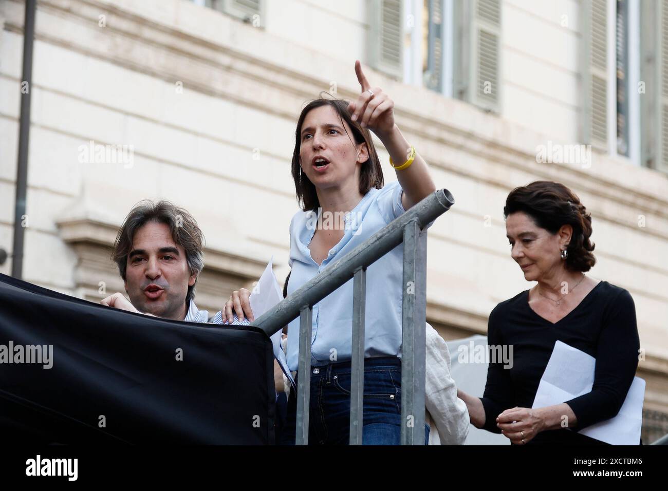 Roma, Italien. Juni 2024. Elly Schlein alla manifestazione per la difesa della Costituzione Italiana convocata dalle forze di opposizione in piazza Santi Apostoli - Politica - Roma, Italia - Marted&#xec;, 18 Giugno 2024 (Foto Cecilia Fabiano/LaPresse) Elly Schlein bei der von den Oppositionskräften einberufenen Demonstration zur Verteidigung der italienischen Verfassung auf der Piazza Santi Apostoli - Politics - Rome, Italy &#x2014; Dienstag, 18. Juni 2024 (Foto Cecilia Fabiano/LaPresse) Credit: LaPresse/Alamy Live News Stockfoto