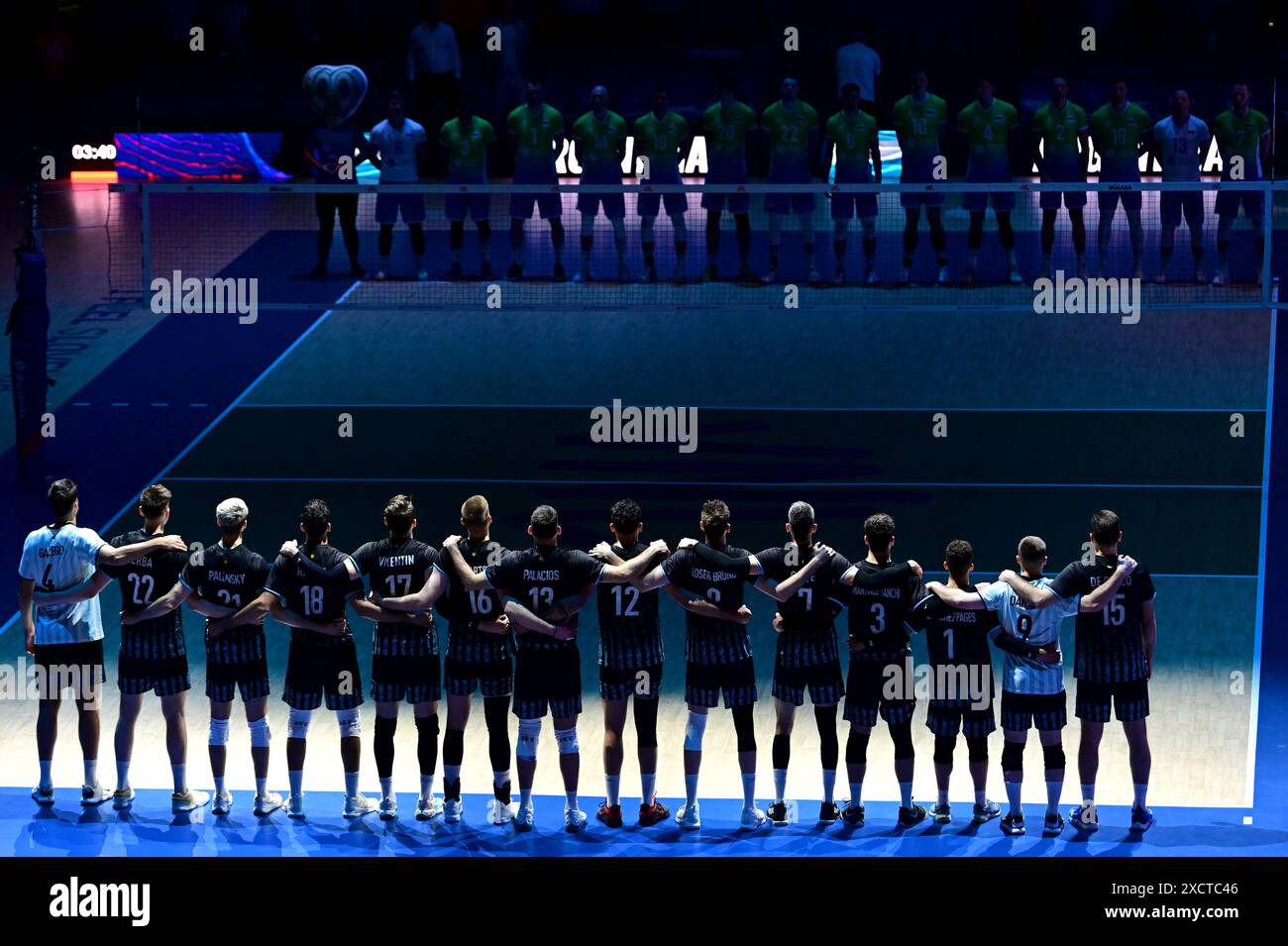 Ljubljana, Slowenien. Juni 2024. Ljubljana, Slowenien, 18. Juni 2024: Team Argentinien und Team Slowenien vor dem Spiel der FIVB Men's Volleyball Nations League zwischen Slowenien und Argentinien in der Arena Stozice, Ljubljana, Slowenien. (Igor Kupljenik/SPP) Credit: SPP Sport Press Photo. /Alamy Live News Stockfoto