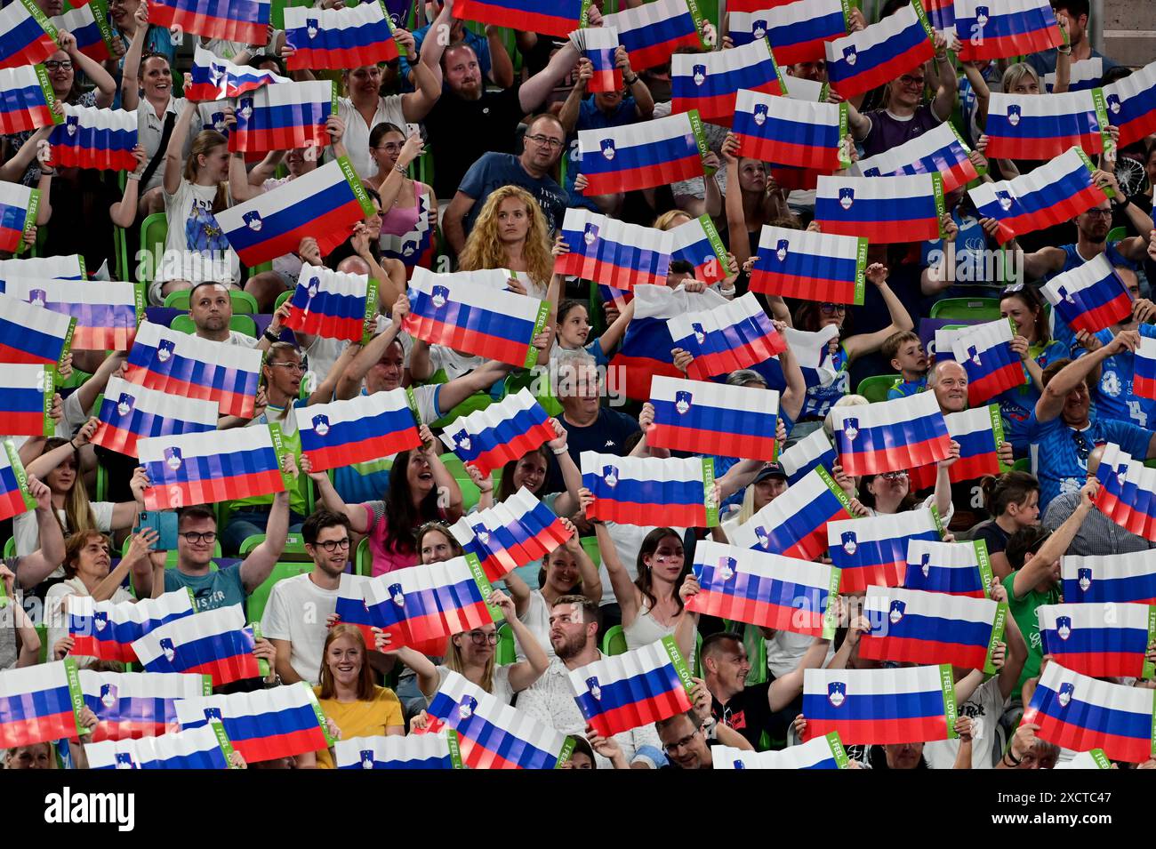 Ljubljana, Slowenien. Juni 2024. Ljubljana, Slowenien, 18. Juni 2024: Slowenische Fans beim FIVB Men's Volleyball Nations League Spiel zwischen Slowenien und Argentinien in der Arena Stozice, Ljubljana, Slowenien. (Igor Kupljenik/SPP) Credit: SPP Sport Press Photo. /Alamy Live News Stockfoto