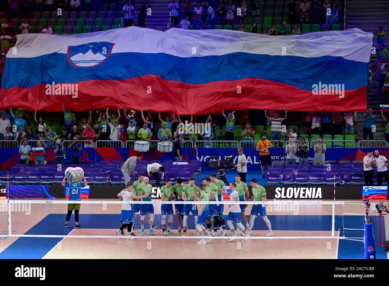 Ljubljana, Slowenien. Juni 2024. Ljubljana, Slowenien, 18. Juni 2024: Team Slowenien vor dem Spiel der FIVB Men's Volleyball Nations League zwischen Slowenien und Argentinien in der Arena Stozice, Ljubljana, Slowenien. (Igor Kupljenik/SPP) Credit: SPP Sport Press Photo. /Alamy Live News Stockfoto