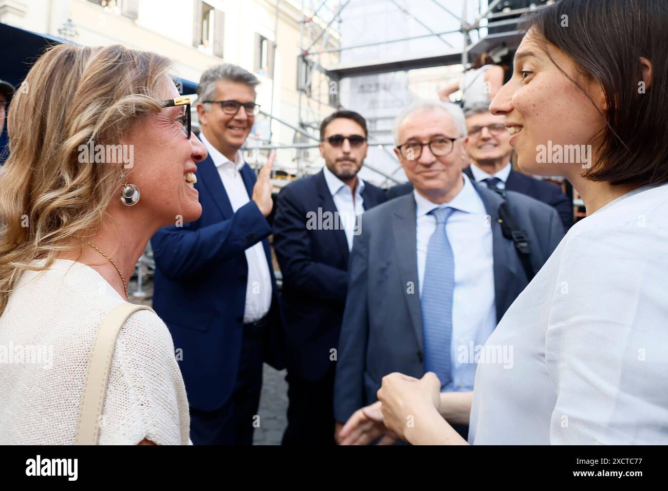 Roma, Italien. Juni 2024. Elly Schlein Ed Ilaria Cucchi alla manifestazione per la difesa della Costituzione Italiana convocata dalle forze di opposizione in piazza Santi Apostoli - Politica - Roma, Italia - Marted&#xec;, 18 Giugno 2024 (Foto Cecilia Fabiano/LaPresse) Elly Schlein Ed Ilaria Cucchi bei der von den Oppositionskräften einberufenen Demonstration für die Verteidigung der italienischen Verfassung auf der Piazza Santi Apostoli - Politics - Rome, Italy &#x2014; Dienstag, 18. Juni 2024 (Foto Cecilia Fabiano/LaPresse) Credit: LaPresse/Alamy Live News Stockfoto