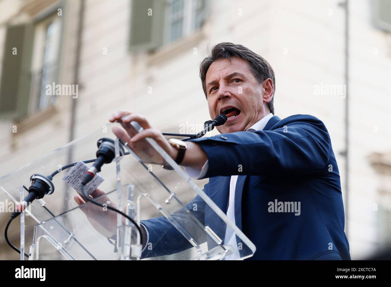 Roma, Italien. Juni 2024. Giuseppe Conte alla manifestazione per la difesa della Costituzione Italiana convocata dalle forze di opposizione in piazza Santi Apostoli - Politica - Roma, Italia - Marted&#xec;, 18 Giugno 2024 (Foto Cecilia Fabiano/LaPresse) Giuseppe Conte bei der von den Oppositionskräften einberufenen Demonstration zur Verteidigung der italienischen Verfassung auf der Piazza Santi Apostoli - Politik - Rom, Italien &#x2014; Dienstag, 18. Juni 2024 (Foto Cecilia Fabiano/LaPresse) Credit: LaPresse/Alamy Live News Stockfoto